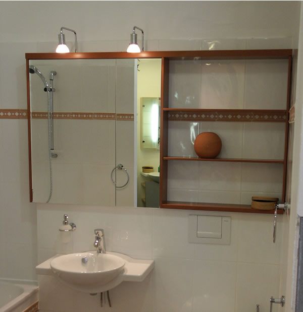 Spiegelschrank und Regal aus Mineralwerkstoff